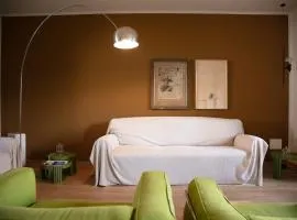 Cottage di design con giardino