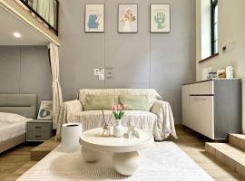 Private Garden Courtyard in Shanghai Old Villa Near City Center Nanjing West Road Metro Station, hotel v Šanghaji