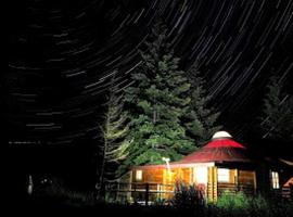 Unique Yurt Rental with a Hot Tub in White Salmon, Washington, hotel a White Salmon