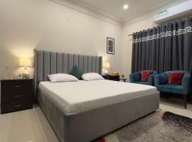 Cozy & Peaceful Rooms Near Lyallpur Galleria, homestay in Faisalabad