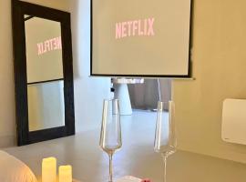 Casa Cinta - Sanctuaire Balinais avec Baignoire Balnéo et Cinéma Privé, отель в городе Croix