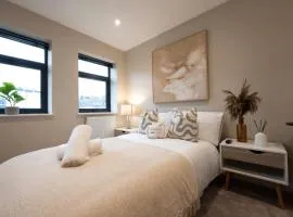Stylish 2BR Retreat - Sleeps 6 - Central Chatham