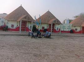 White Desert Home Stay, hotel con estacionamiento en Dhordo