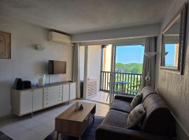 Bright apartment with golf course view, hôtel à Gassin