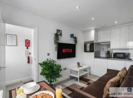 City Centre - Top Floor Luxury Apartment - Free Secure Small Car Parking - 5 Minute Walk to Beach & Station