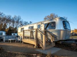 Modern Airstream Stay in Downtown Prescott AZ Near Whiskey Row, hotel v destinaci Prescott