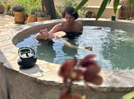 Villa Hod Couples Suite with Heated Romantic Hot Tub, hotel in ‘En Hod