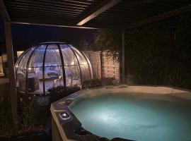 Dôme du puits avec jacuzzi et sauna privatif, hotel v destinaci Havinnes