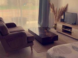 Grand studio cosy avec terrasse, hotel i Joué-lès-Tours