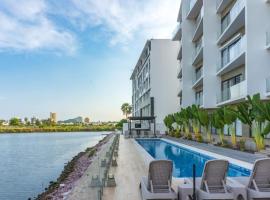 Marina view pool and restaurants nearby, Hotel in San Rafael