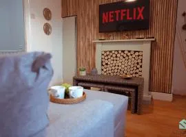 Beautiful 3 Bed in Gateshead - Free Parking & Sleeps 9