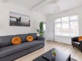 Free Parking - 4 Bedroom House