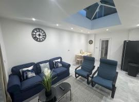 Spacious 5Bed CONTRACTOR DEALS Sleeps 10 FREE PARKING，位于贝德福德的酒店