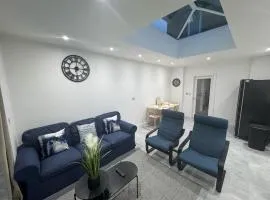 Spacious 5BR Contractor House for 10 with Parking in Bedford