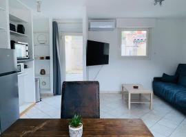 Studio au calme avec terrasse, hotel in Saint-Julien-en-Saint-Alban