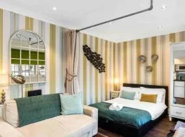 Between Piers, the stylish studio flat in Cannon place