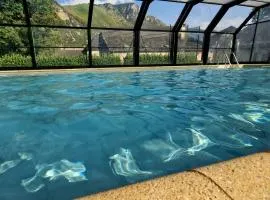 Escapade Montagne en Famille, appartement cosy avec piscine couverte