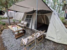 Pakis Camping Cikole, hotel v destinaci Tangkubanperahu