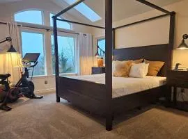 Mt View Private Bedroom Suite w Hot Tub and Arcade
