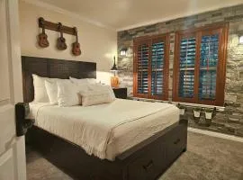 Private Bedroom Suite w Hot Tub and Arcade