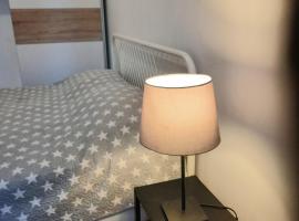 Stylish 2BR in Old Town Gem, hotel na praia em Riga