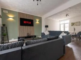 Specious 3 Bedroom House with Parking and Fast Wifi