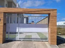 Casa de Praia Nova, 3 quartos, 1 Suíte, com quintal privativo, em condomínio, muito bem Localizado