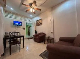 Queen bed POS walk to everything on the Avenue