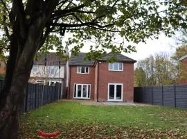 Large 4 bedroom Family let, Contractor, Corporate