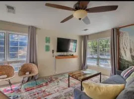 Hillside Bungalow - Walking distance to downtown