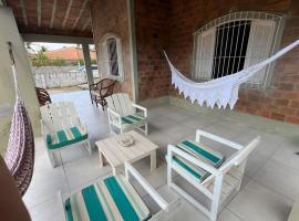 Casa ampla - 4 quartos com ar-condicionado - 70m da praia, Itamaracá，位于伊塔马拉卡的酒店