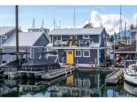 Cozy modern floating home next to Lonsdale Quay