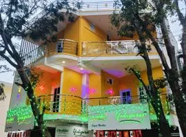 Pure Vegeterian 2BHK Private Guest House - Air Cnditioned - WiFi - Full Kitchen - No Alcohol Zone - Hilltop Heaven