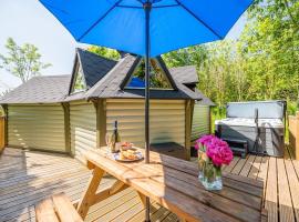 Bluebell Cabin & Hot tub, hótel í Llanddewi Rhydderch
