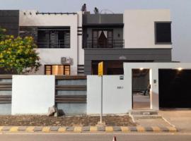 Holiday One Hotel & Suites, hotel poblíž Mezinárodní letiště Jinnah - KHI, Karáčí