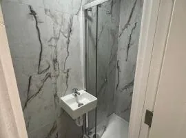 Cozy en-suite 15 minutes from Heathrow Airport by car