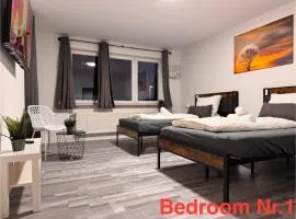 STN Royale Suite - Ferienwohnung with 4 Bedrooms, 8 Big Beds, Parkplatz & Balkon, Highspeed WLAN, Netflix Premium, Zentral zu Audi & Schwarz Gruppe