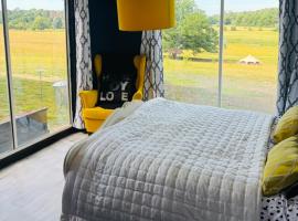 Outlook farm cabin firepit, ξενοδοχείο σε Hertford