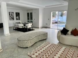 Spacious & aesthetic pool villa, hytte i La Soukra