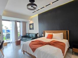 Encantame Soleil 1st floor Studio lockoff sleeps4, hotel em Playa Encanto