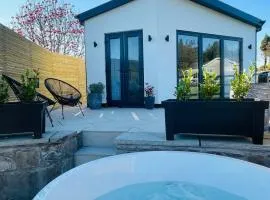 The Summer House - Tiny Home with Hot Tub