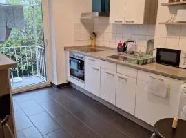 Middle privat Room 5 min walk from Railstation