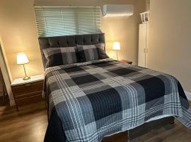 Cozy Ground-Floor Room with Private Bath and Separate Entry, ξενοδοχείο σε Delta