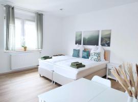 Platz für Gruppen - 4 Schlafzimmer mit TV, hotell i Ulm