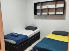 Quarto individual com 2 camas box de solteiro hostel 940, hotel in Sinop