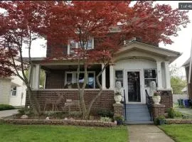 Spacious 6-bedroom house in charming Niagara Falls with AC