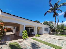 Casa Térrea Espaçosa Centro , Bertioga-Pertinho da Praia, hotel in Bertioga