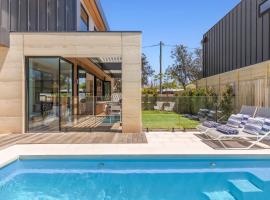 Barwon Heads Pool Retreat Brand New with Heated Pool 5 bedroom 3bath Lift Sleeps 10 Aircon Heating Fireplace Garage，位于巴旺赫兹的酒店