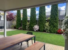 Central Wanaka Home - 2 Bedroom - Warm & Cozy - 5min Walk to Lake & Town