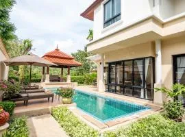 Grand 4-Bed Lagoon Villa - Private Pool & Garden - Laguna